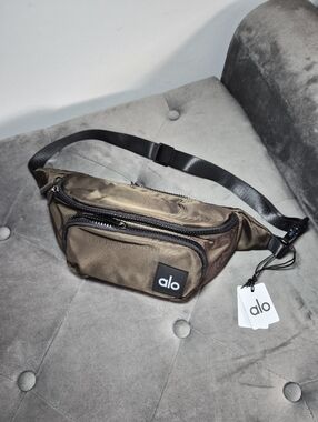 Al o Yoga ボディバッグ ブラウン Alo Yoga Brown crossbody bucket bag NWT | Mercari